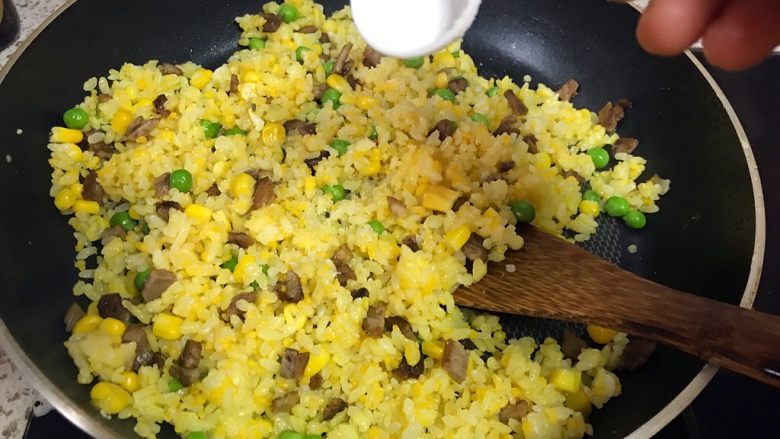 黄金牛肉蛋炒饭,加入少许盐,翻炒入味