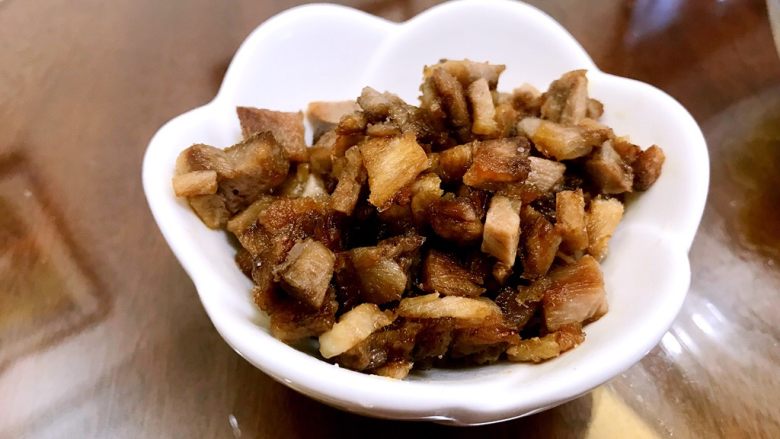 黄金牛肉蛋炒饭,炒香的牛肉粒出锅备用