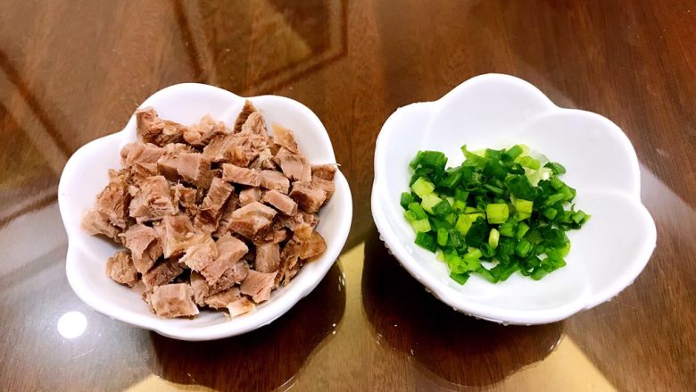 黄金牛肉蛋炒饭,牛肉切粒,<a style='color:red;display:inline-block;' href='/shicai/ 157'>小葱</a>洗净切碎