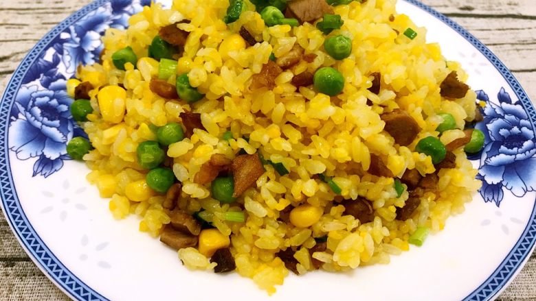 黄金牛肉蛋炒饭,装盘,米饭粒粒分明,香气四溢哦😋
