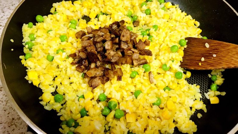黄金牛肉蛋炒饭,加入牛肉粒,炒匀