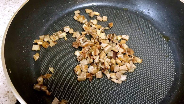 黄金牛肉蛋炒饭,倒入牛肉粒翻炒,撒上少许盐入味