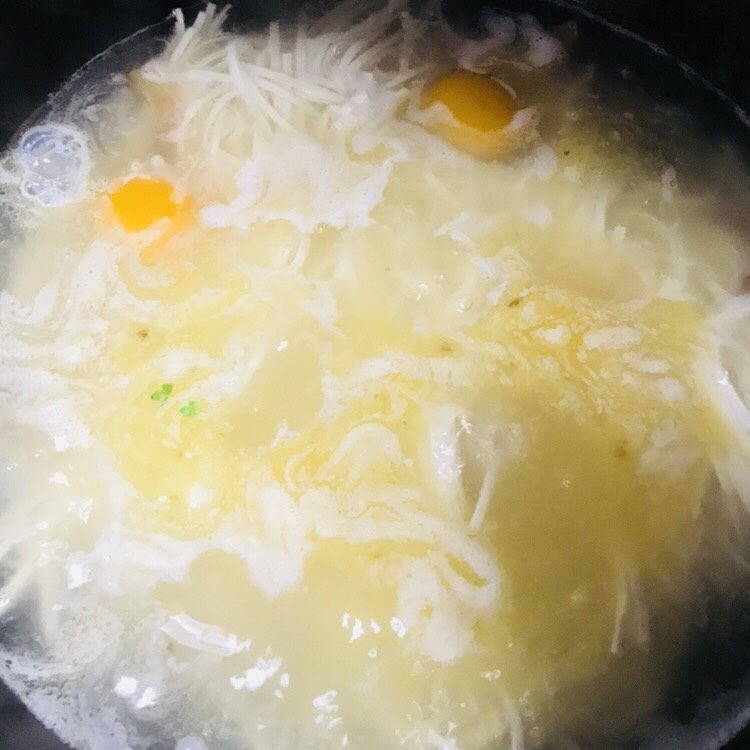 三人份汤面,敲入三个<a style='color:red;display:inline-block;' href='/shicai/ 9'>鸡蛋</a> 不要搅动哦
大火