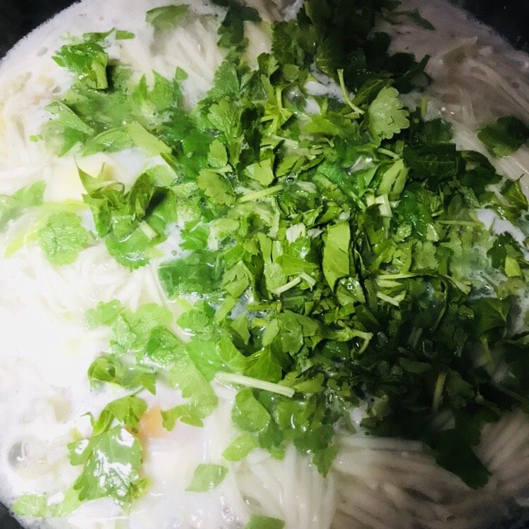 三人份汤面,撒入大把芹菜 豪放不羁