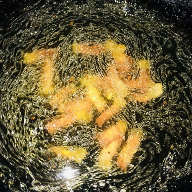 三人份汤面,锅内油加热炒熟腊肉片加入四碗凉水
小火