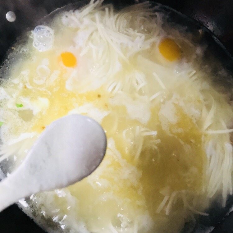 三人份汤面,放一勺盐 因为腊味也有咸
大火