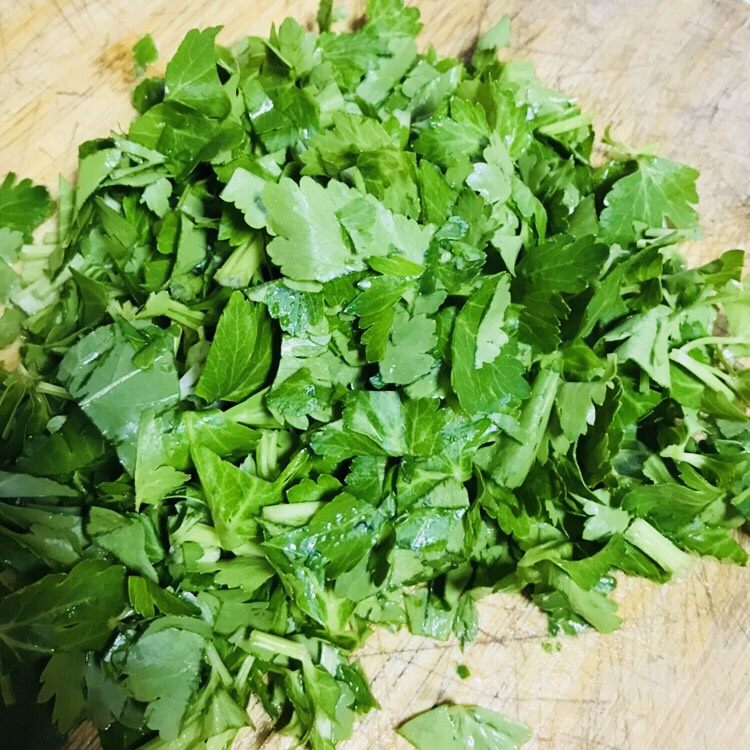三人份汤面,芹菜切碎备用