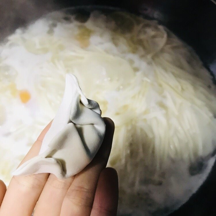 三人份汤面,加个饺子😁