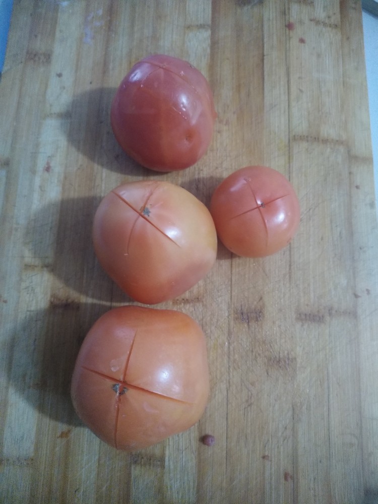 美味疙瘩汤,<a style='color:red;display:inline-block;' href='/shicai/ 3551'>西红柿</a>在顶上划一个十字,用开水烫一下去皮。