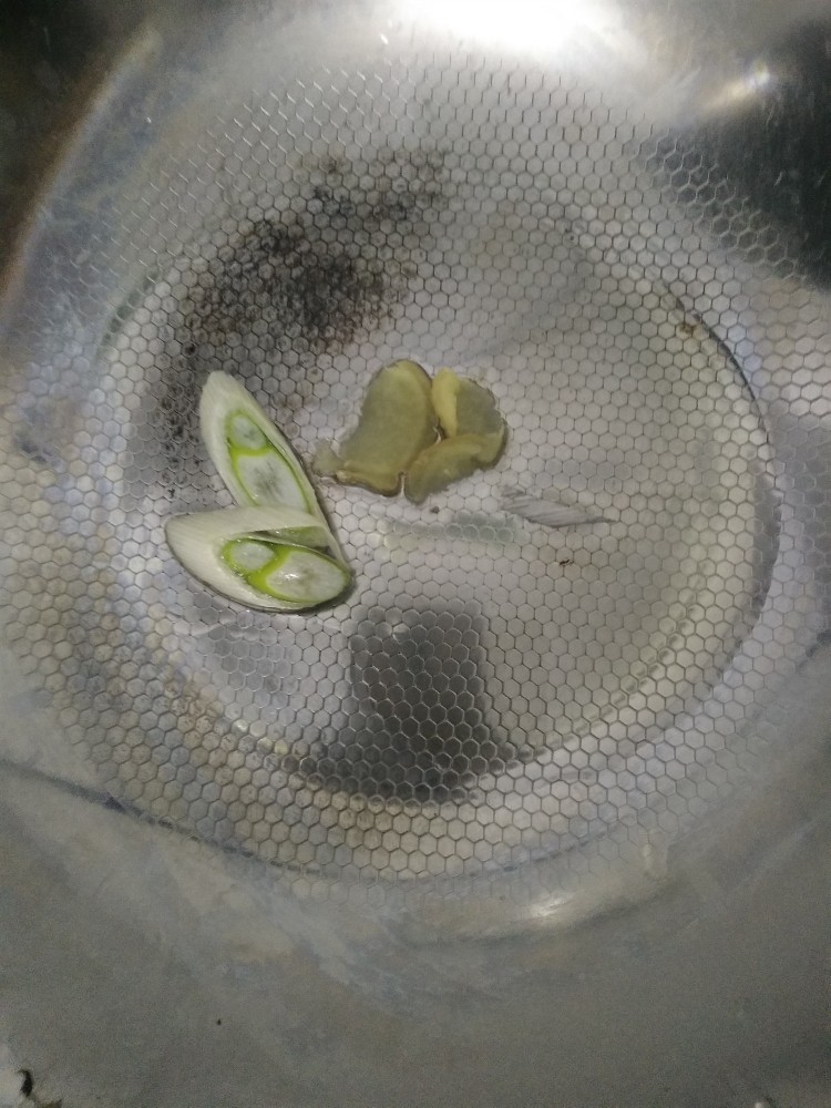 美味疙瘩汤,热锅冷油,下葱姜