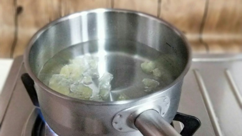 百变水果+宝宝餐-零添加草莓罐头,开火将水烧开,至冰糖融化。