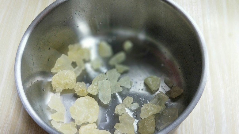 百变水果+宝宝餐-零添加草莓罐头,锅中加入冰糖。