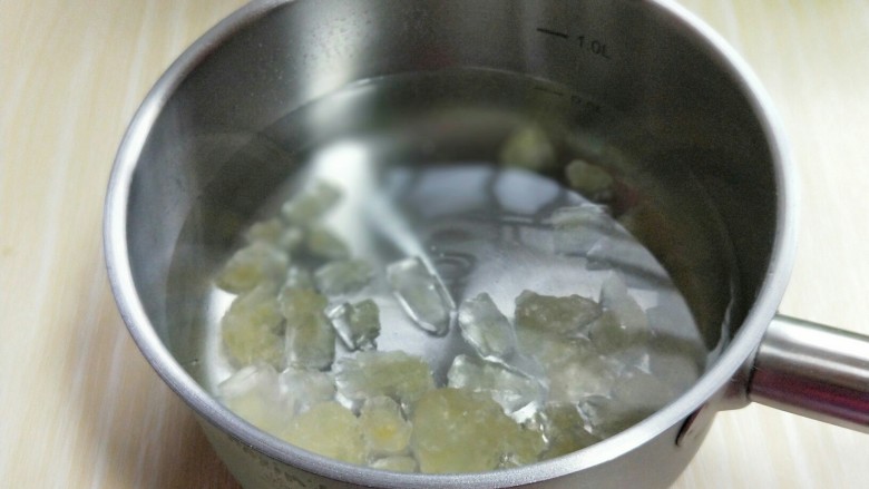 百变水果+宝宝餐-零添加草莓罐头,再加入清水,两小碗。
