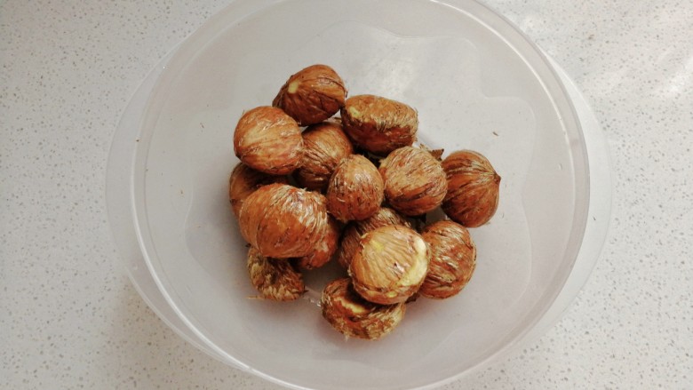 栗子烧鸡翅,然后先剥去外壳;