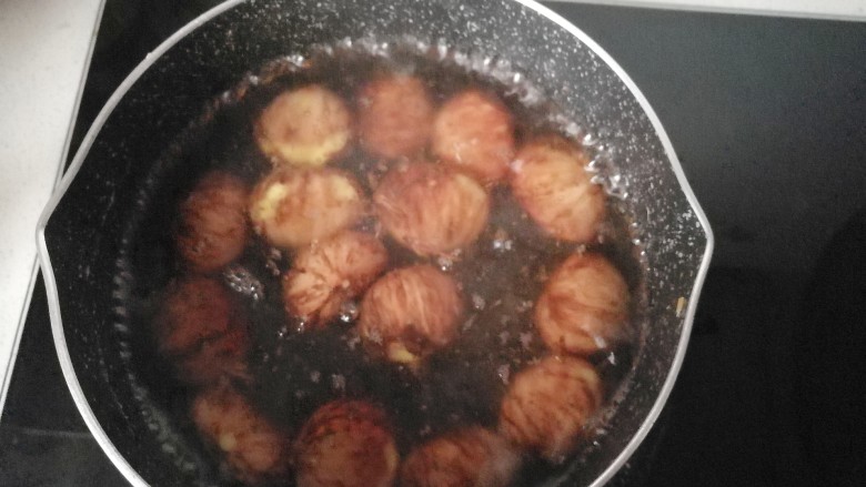 栗子烧鸡翅,再在锅中烧适量热水,水开后放入毛栗子烫上几十秒钟后关火;(开水烫后很容易去除毛壳)
