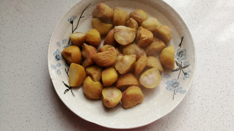栗子烧鸡翅,再趁热剥去毛壳,然后把栗子掰开,我买的栗子个头大,掰开容易入味;