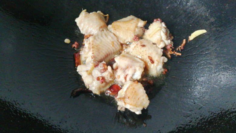 栗子烧鸡翅,再下入鸡翅煎至两面微黄出油;