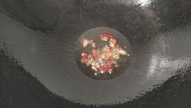 栗子烧鸡翅,锅中入适量油,放入所有香料小火煸香;