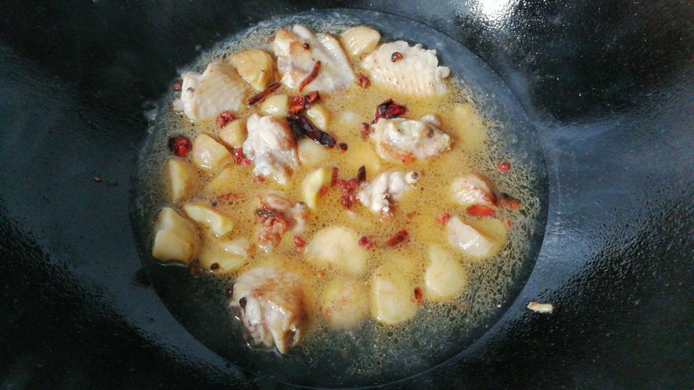 栗子烧鸡翅,加入适量清水,水淹过食材;