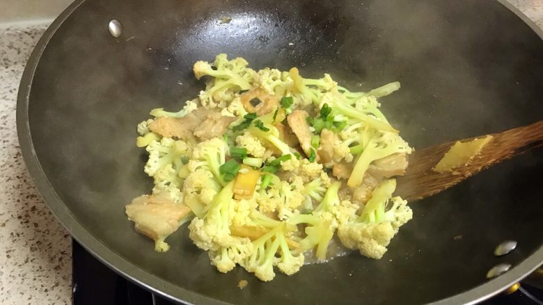 花菜烧肉,撒上少许盐,收干汤汁