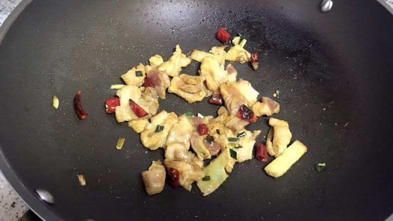 花菜烧肉,翻炒2分钟,裹了淀粉的五花肉肉质很嫩的哦