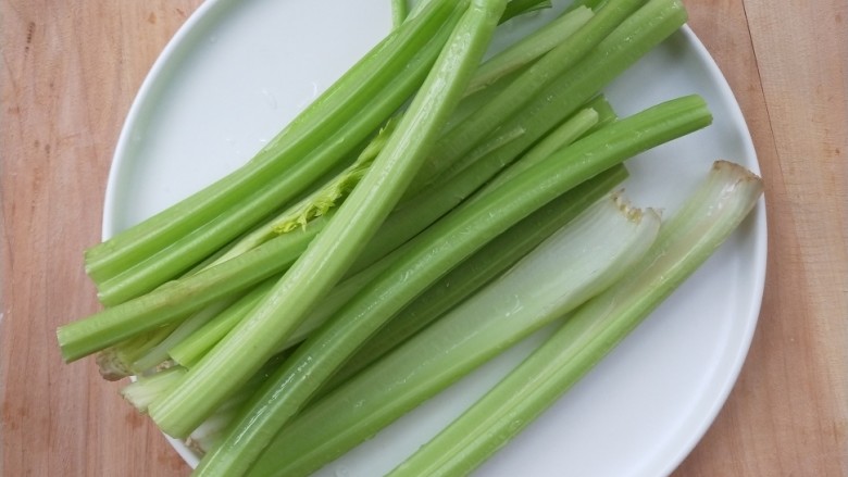 一菜二吃-豉椒芹菜炒腊肉,<a style='color:red;display:inline-block;' href='/shicai/ 125'>芹菜</a>洗净,去叶【做另外一个菜谱的】