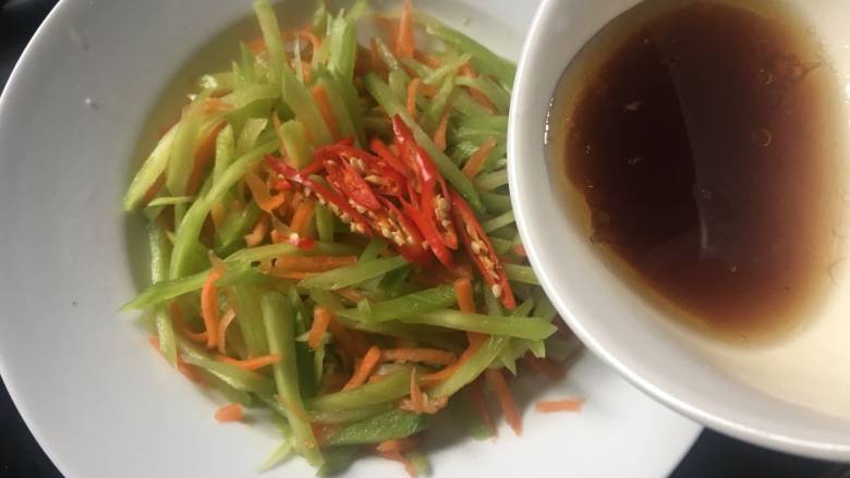 炝拌莴笋胡萝卜丝,浇上料汁;