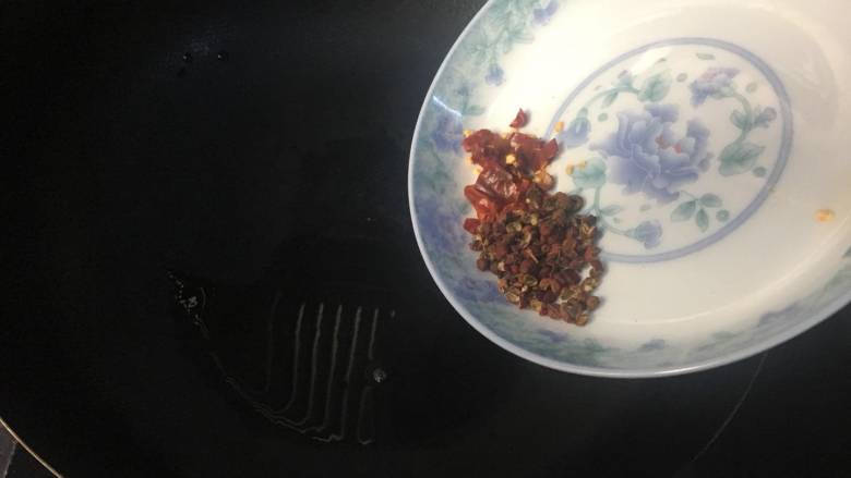 炝拌莴笋胡萝卜丝,锅中放两勺油,小火,下入花椒和干辣椒;