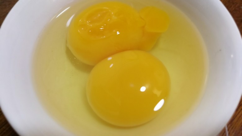 羊肉爆炒蛋葱椒,2个<a style='color:red;display:inline-block;' href='/shicai/ 9'>鸡蛋</a>打入碗内备用,