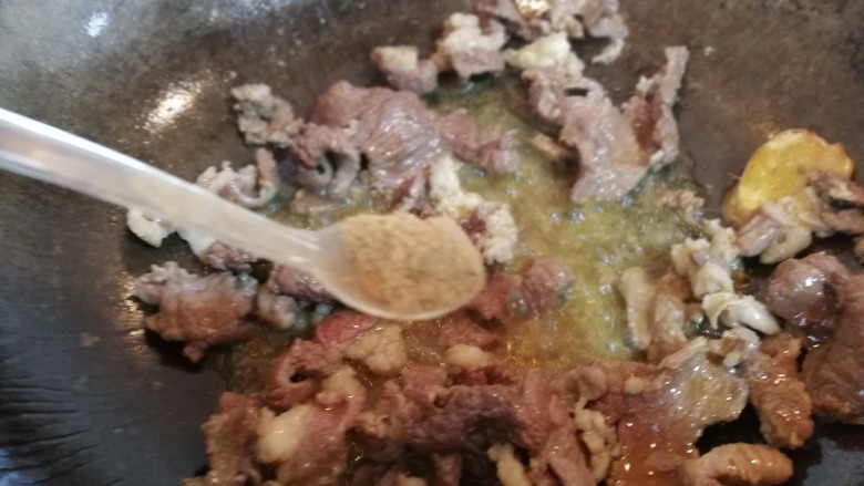 羊肉爆炒蛋葱椒,再放入一小勺13香,继续将羊肉炒熟。