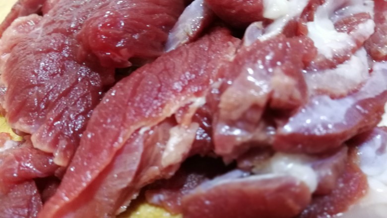 羊肉爆炒蛋葱椒,<a style='color:red;display:inline-block;' href='/shicai/ 329'>羊肉</a>切片备用,以上材料都准备好。