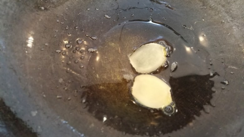 羊肉爆炒蛋葱椒,锅内重新倒入两勺油,将姜片放入,
