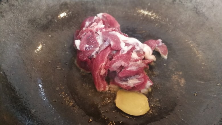 羊肉爆炒蛋葱椒,接着放入羊肉片煸炒,