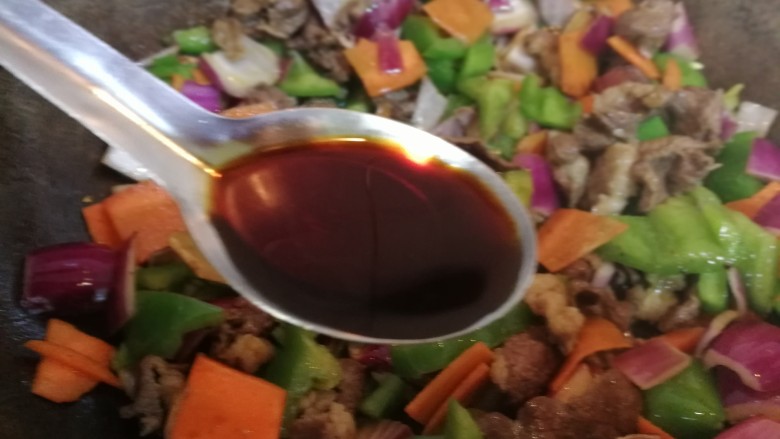 羊肉爆炒蛋葱椒,放入一勺<a style='color:red;display:inline-block;' href='/shicai/ 692'>酱油</a>增色,增味。
