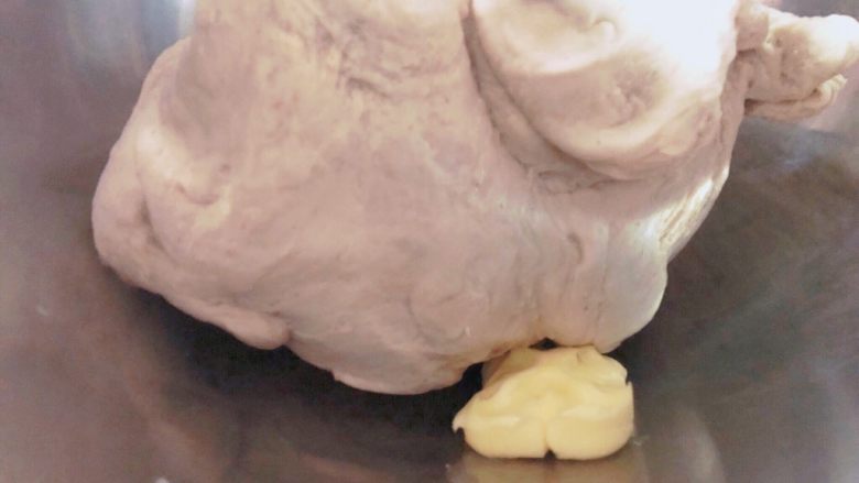 欧式全麦贝果(无接缝整形手法),加入软化好的黄油继续揉面20分钟。