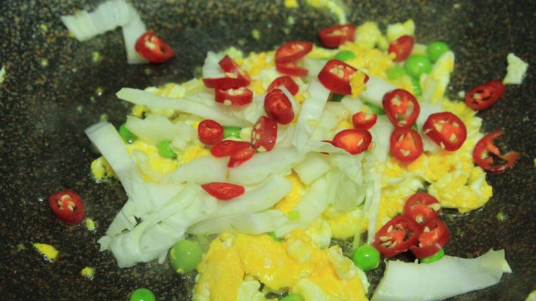 炒粉,再加入白菜梆,辣椒圈,同上理,炒至7/8分熟