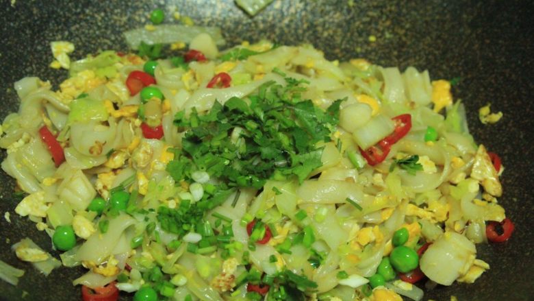炒粉,都翻拌均匀后,关火下小葱和香菜提香,准备装盘
