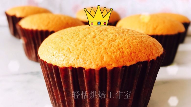 不回缩的海绵纸杯蛋糕,常温保存即可!
可打发些奶油当topping 装饰哦!