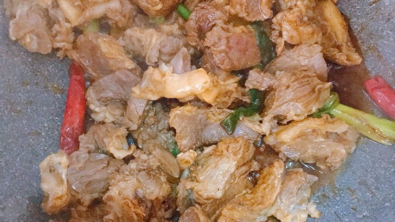番茄牛腩面,翻炒翻炒,炒出香味