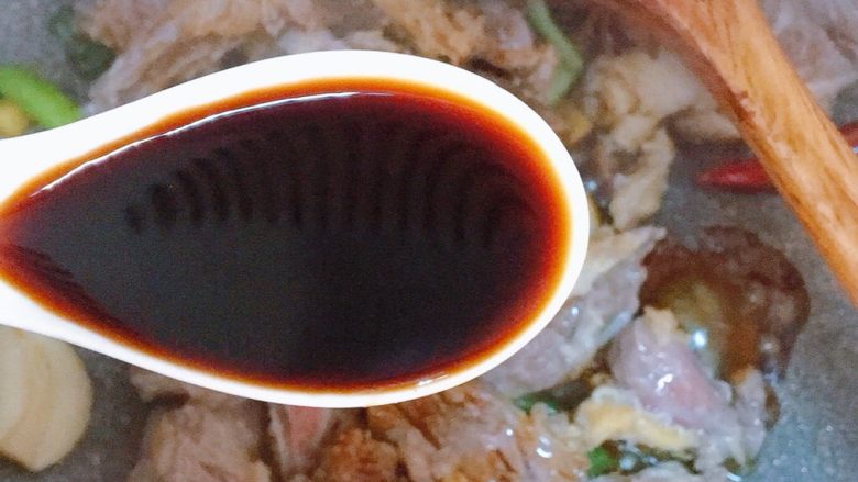 番茄牛腩面,加入两茶匙<a style='color:red;display:inline-block;' href='/shicai/ 788'>生抽</a>,翻炒均匀