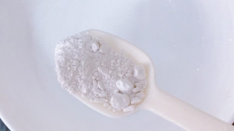 番茄牛腩面,取一个碗,加入两茶匙清水,5g干淀粉