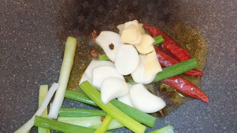 番茄牛腩面,热锅冷油下步骤3所有原料,翻炒出香味