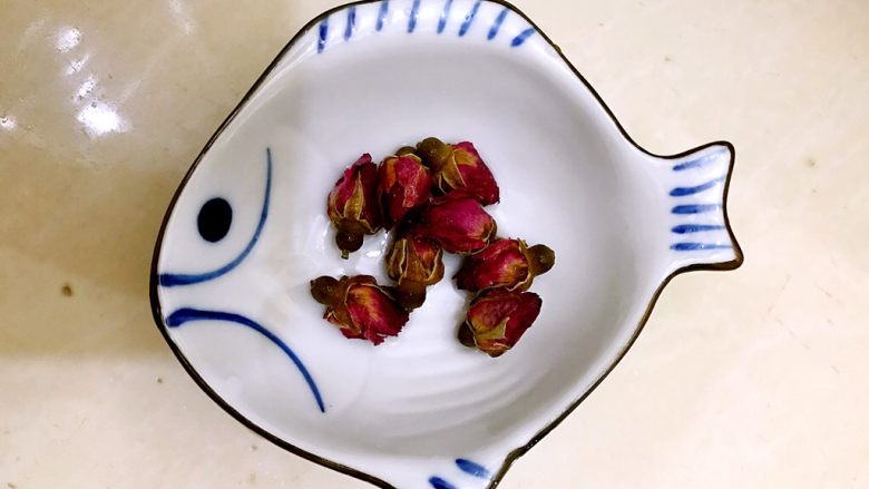女神必备~玫瑰花苹果大枣甜汤,这期间,我们把<a style='color:red;display:inline-block;' href='/shicai/ 448'>玫瑰花</a>稍微用清水冲洗一下,备用