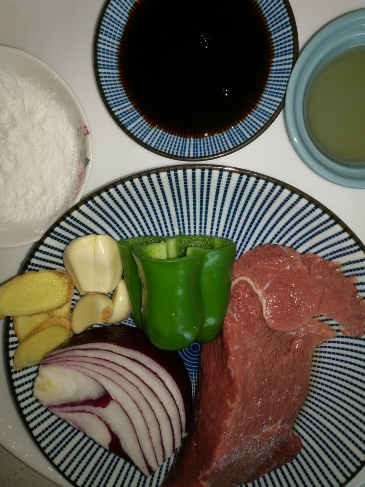 炒牛肉,先将食材和佐料准备好