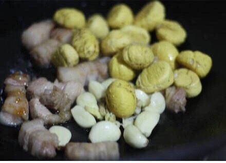 板栗红烧肉,加入板栗，蒜，炒出香味