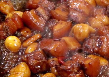 板栗红烧肉,哇，香喷喷的板栗五花肉出锅啦