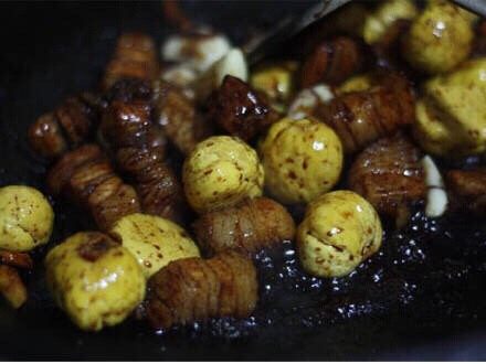 板栗红烧肉,继续翻炒，这步决定成品的颜色