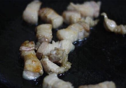 板栗红烧肉,加入五花肉，炒至金黄