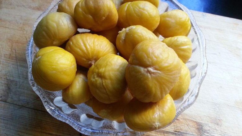 板栗红烧肉,板栗去皮