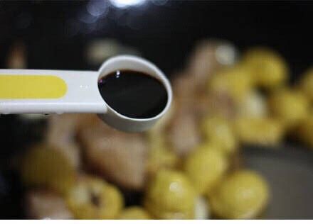 板栗红烧肉,加入生抽，老抽，炒匀